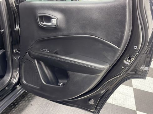 Used 2019 Jeep Compass Latitude AWD/4WD image 16