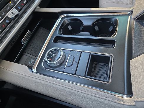 Used 2022 Ford Expedition XLT image 25