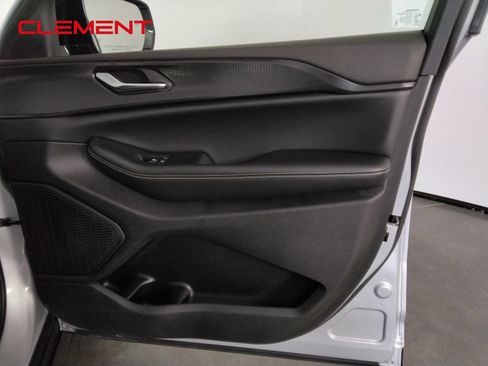 Used 2023 Jeep Grand Cherokee Altitude AWD/4WD image 32