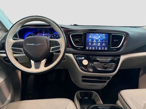 Used 2019 Chrysler Pacifica Limited image 21