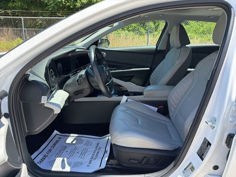 Used 2025 Hyundai Elantra Limited FWD image 22