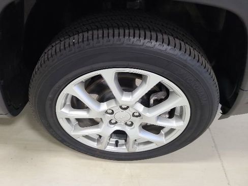 Used 2023 Jeep Compass Latitude AWD/4WD image 36