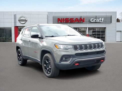 Used 2023 Jeep Compass Trailhawk w/ Trailhawk Convenience Group AWD/4WD image 2
