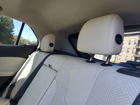 Used 2021 Buick Encore GX Essence w/ Experience Buick Package image 9