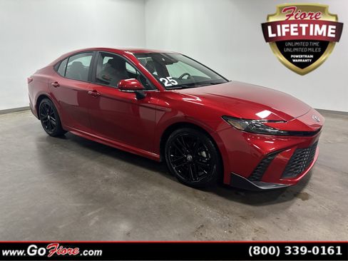 Used 2025 Toyota Camry SE FWD image 1