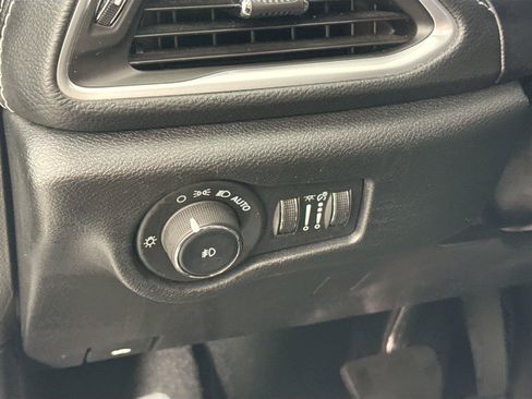 Used 2025 Chrysler Pacifica Limited FWD image 16