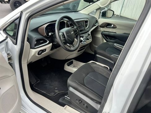 Used 2023 Chrysler Voyager LX image 14