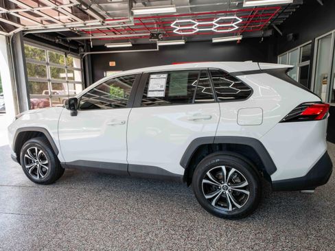 Used 2022 Toyota RAV4 LE FWD image 2