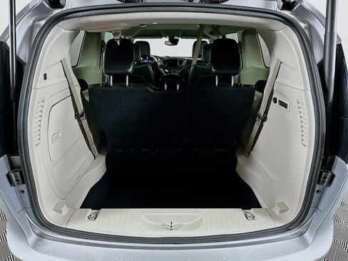 Used 2018 Chrysler Pacifica Limited FWD image 30