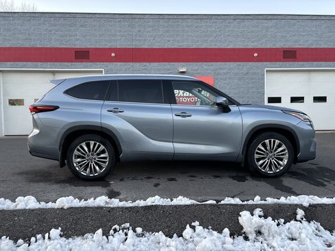 Used 2024 Toyota Highlander Platinum image 2