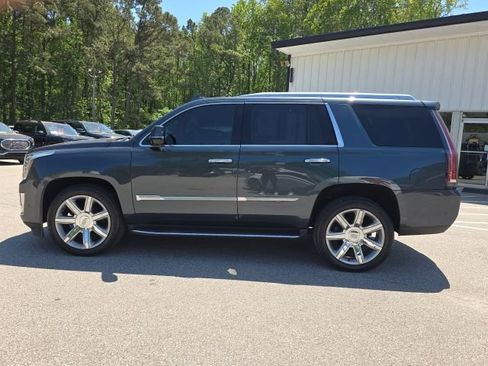 Used 2019 Cadillac Escalade Luxury AWD/4WD image 2