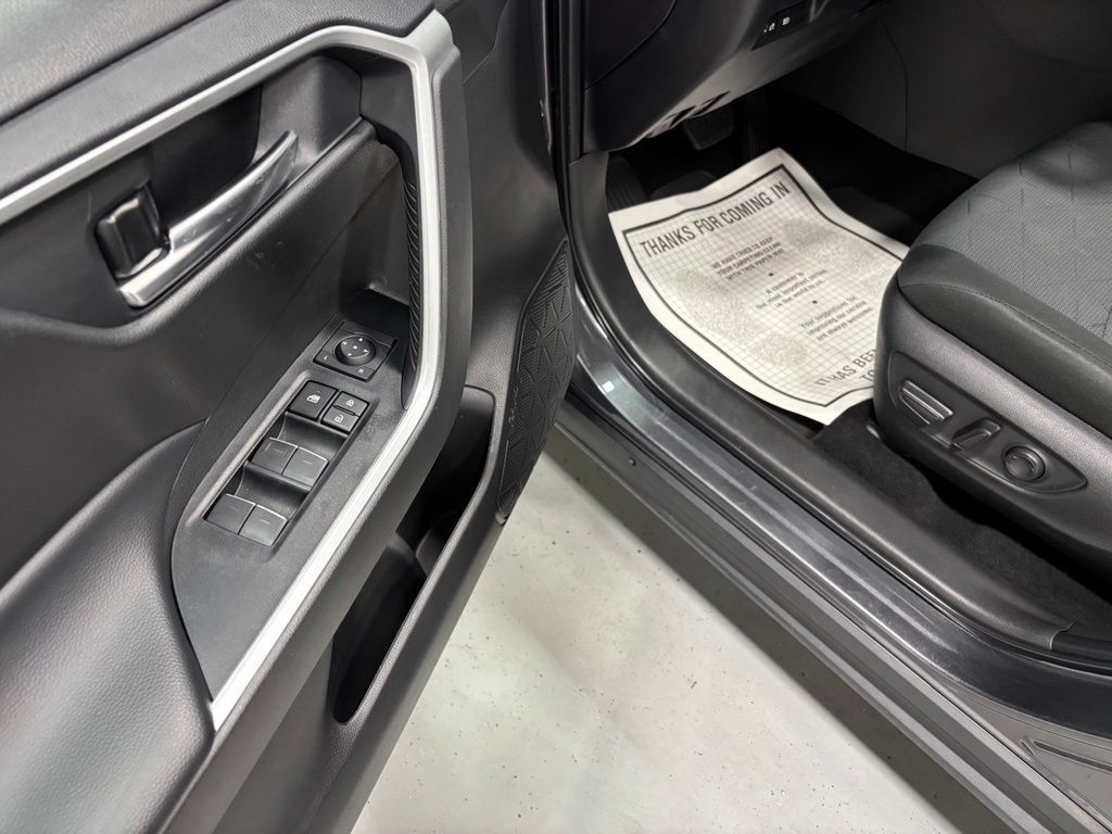 Used 2025 Toyota RAV4 XLE AWD/4WD image 9