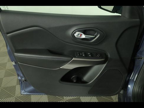 Used 2019 Jeep Cherokee Latitude w/ Popular Appearance Group image 22