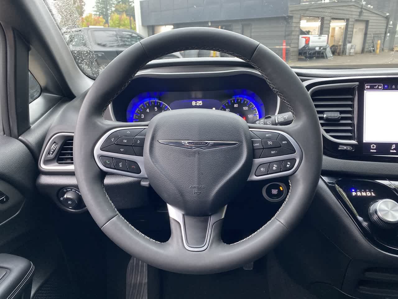 Used 2025 Chrysler Pacifica Select FWD image 19