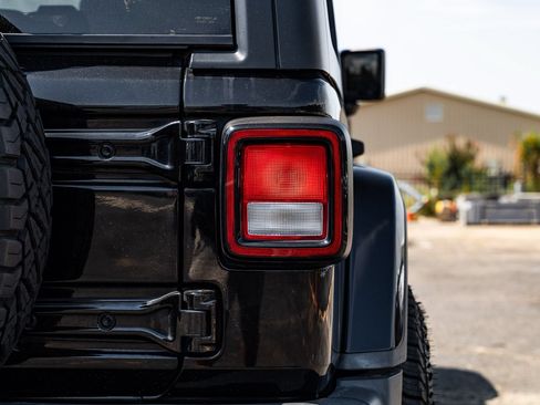 Used 2019 Jeep Wrangler Unlimited Sahara AWD/4WD image 14