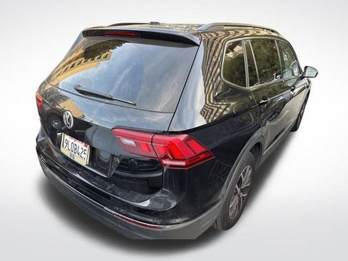 Used 2021 Volkswagen Tiguan SE image 3