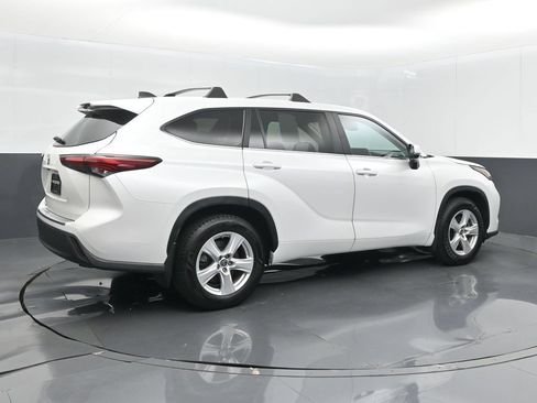 Used 2023 Toyota Highlander L FWD image 8