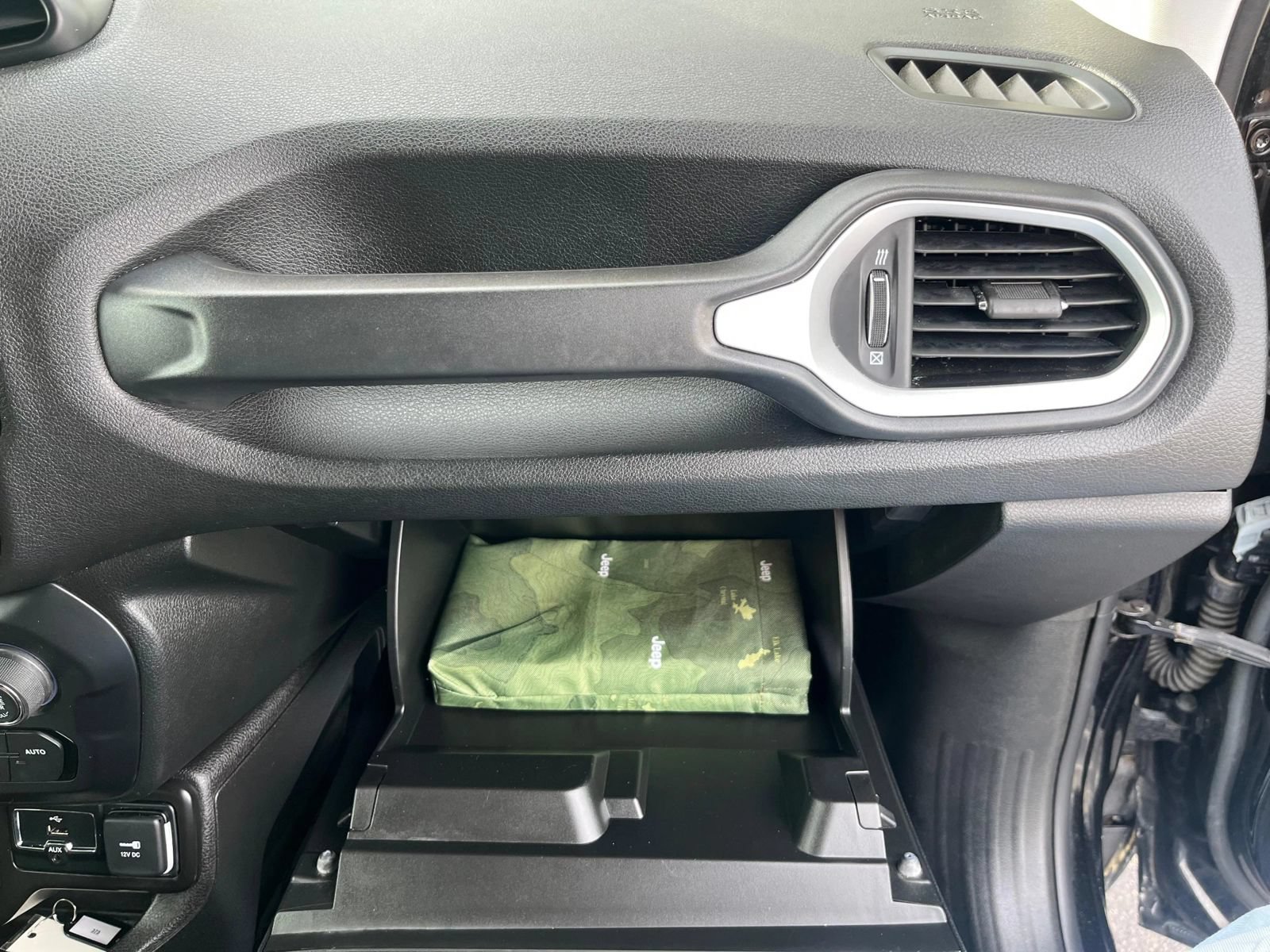 Used 2020 Jeep Renegade Latitude FWD image 22