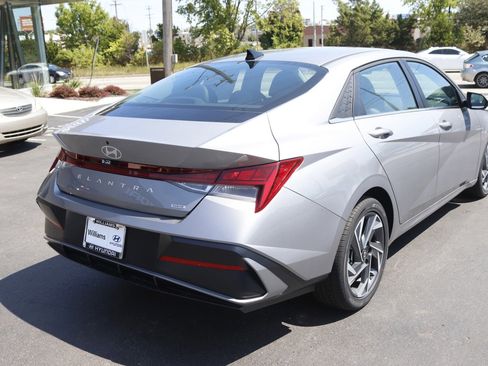 New 2025 Hyundai Elantra Limited image 3