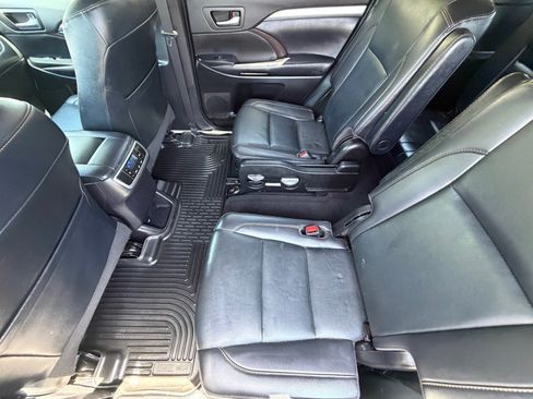 Used 2019 Toyota Highlander XLE FWD image 13