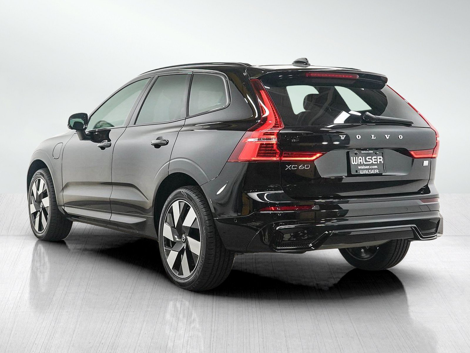 Used 2024 Volvo XC60 T8 Plus w/ Protection Package Premier AWD/4WD image 3