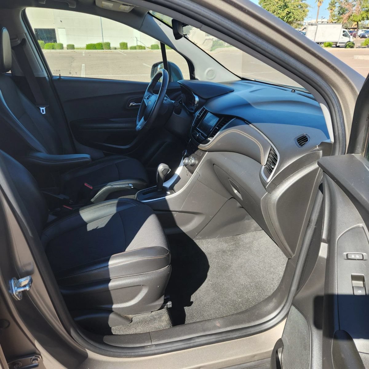 Used 2021 Chevrolet Trax LT w/ LT Convenience Package FWD image 11