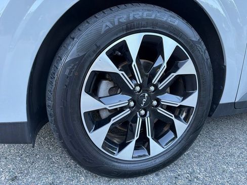 Certified 2024 Kia Carnival EX FWD image 12