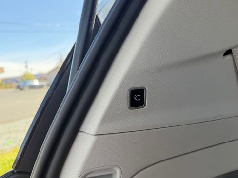 Used 2024 Chrysler Voyager LX FWD image 6
