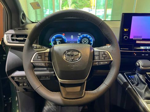 Certified 2025 Toyota Sienna XLE Woodland Edition image 20