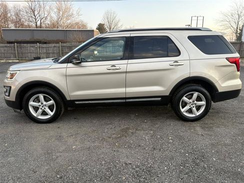Used 2017 Ford Explorer XLT w/ Equipment Group 202A image 2