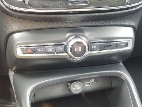 Certified 2025 Volvo XC40 B5 Plus AWD/4WD image 27