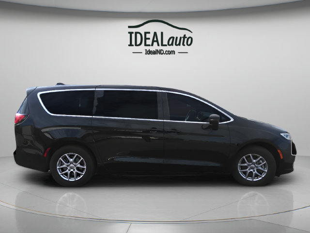 Used 2025 Chrysler Pacifica Select FWD image 2