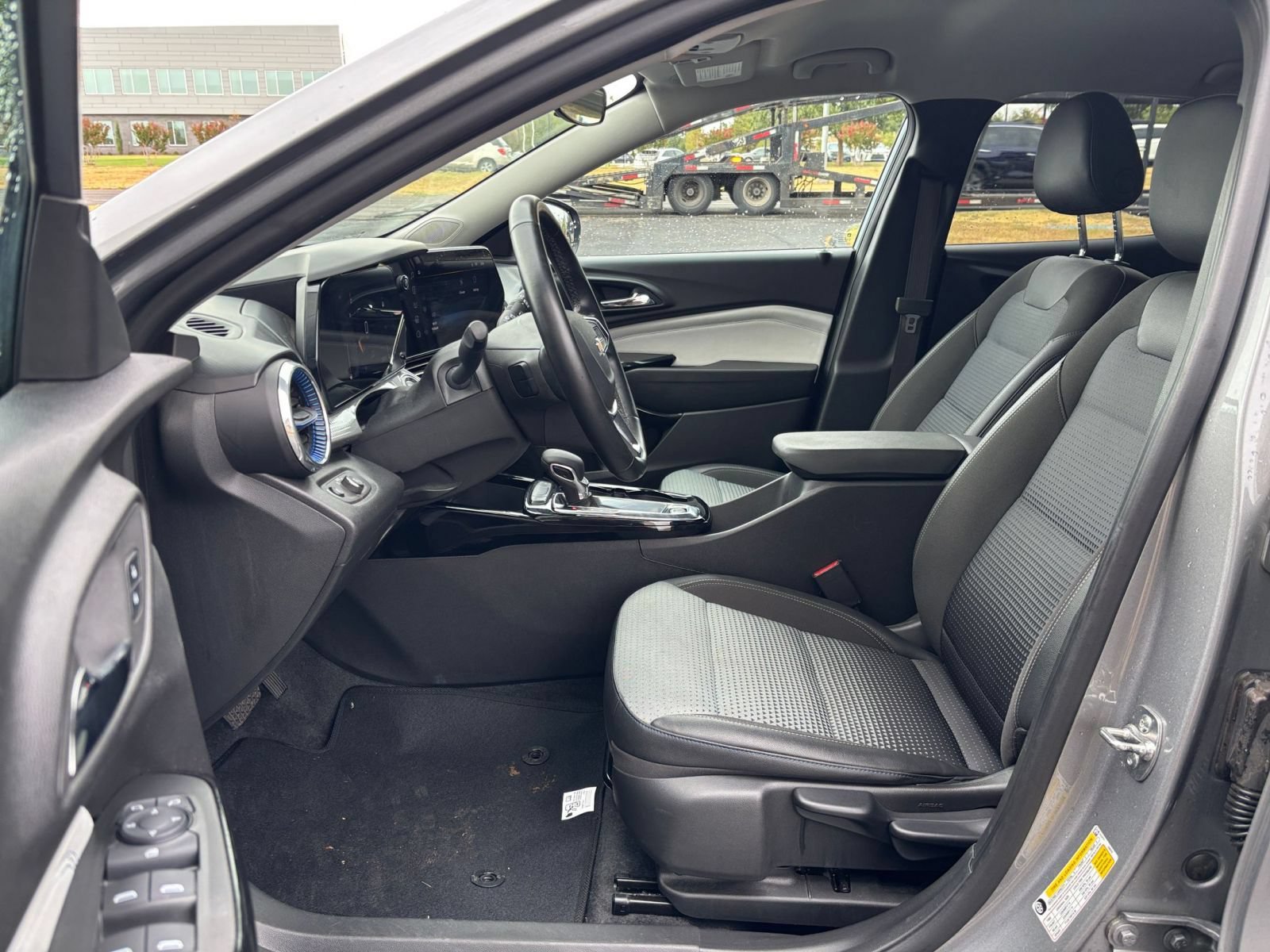 Used 2025 Chevrolet Trax LT w/ LT Convenience Package FWD image 25