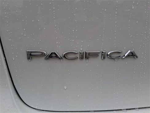Used 2026 Chrysler Pacifica Select image 15