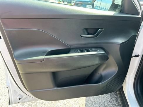 Used 2025 Hyundai Kona SEL FWD image 11