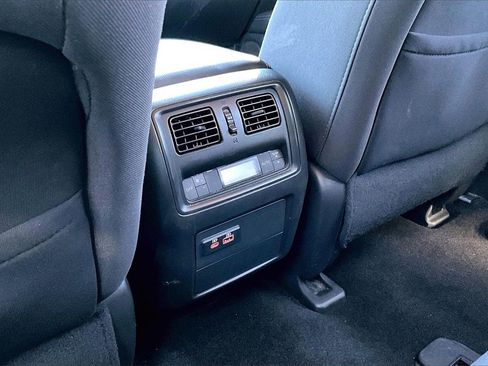 Used 2020 Nissan Pathfinder S image 28