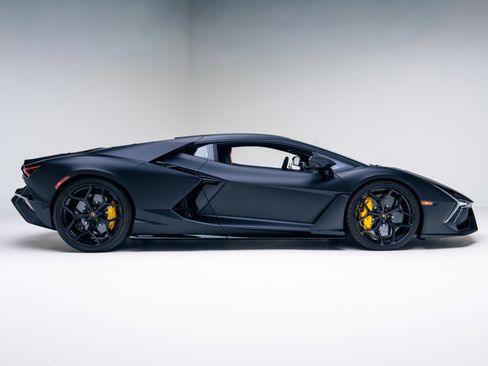 Used 2024 Lamborghini Revuelto image 3
