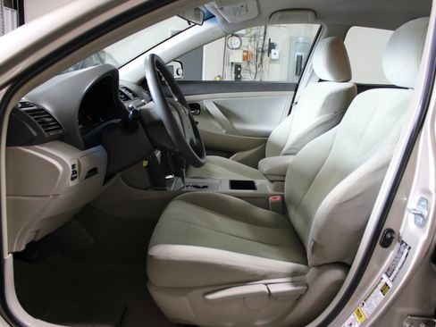 Used 2009 Toyota Camry LE FWD image 8