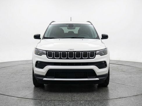 Used 2025 Jeep Compass Latitude image 2