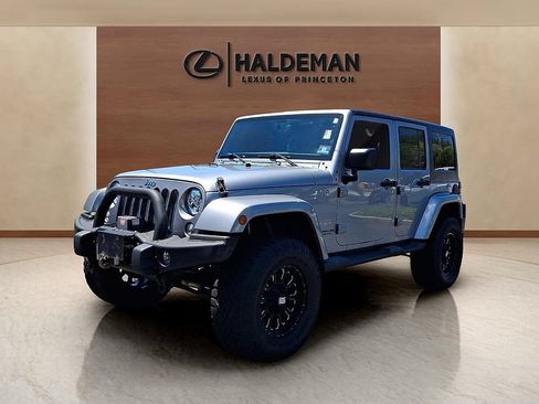 Used 2015 Jeep Wrangler Unlimited Sahara w/ Connectivity Group AWD/4WD image 3