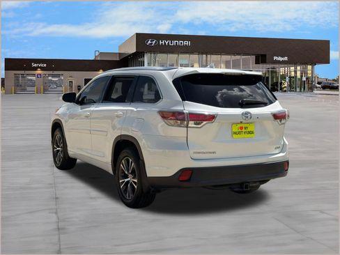 Used 2016 Toyota Highlander XLE FWD image 3