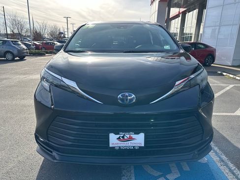 Certified 2025 Toyota Sienna XLE image 8