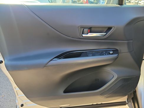 Used 2021 Toyota Venza LE image 23