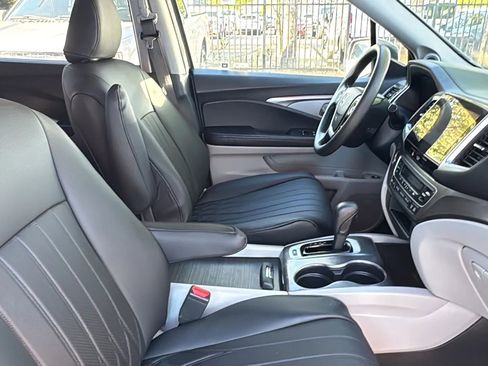 Used 2017 Honda Pilot EX image 10