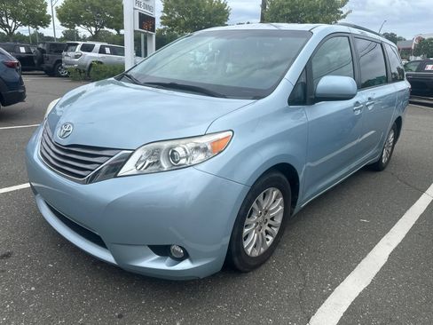 Used 2015 Toyota Sienna XLE FWD image 17