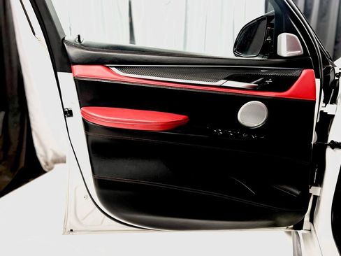 Used 2016 BMW X6 M image 41