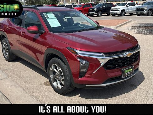 Used 2025 Chevrolet Trax LT FWD image 1