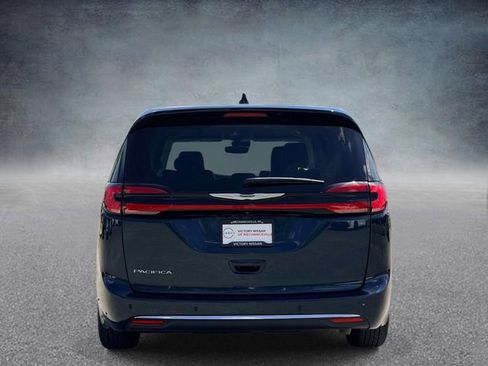 Used 2023 Chrysler Pacifica Touring-L FWD image 3