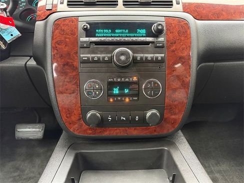 Used 2014 Chevrolet Suburban LT image 11