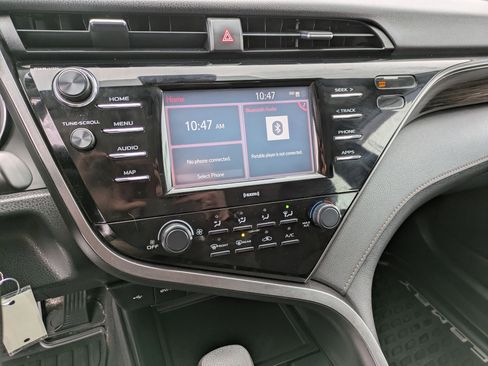 Used 2020 Toyota Camry LE image 11